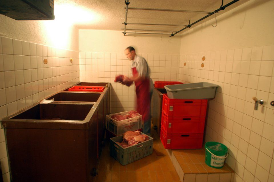 Mitarbeiter bei der Fleischverarbeitung, Spezialitäten-Metzg Splügen, Strub Orlando