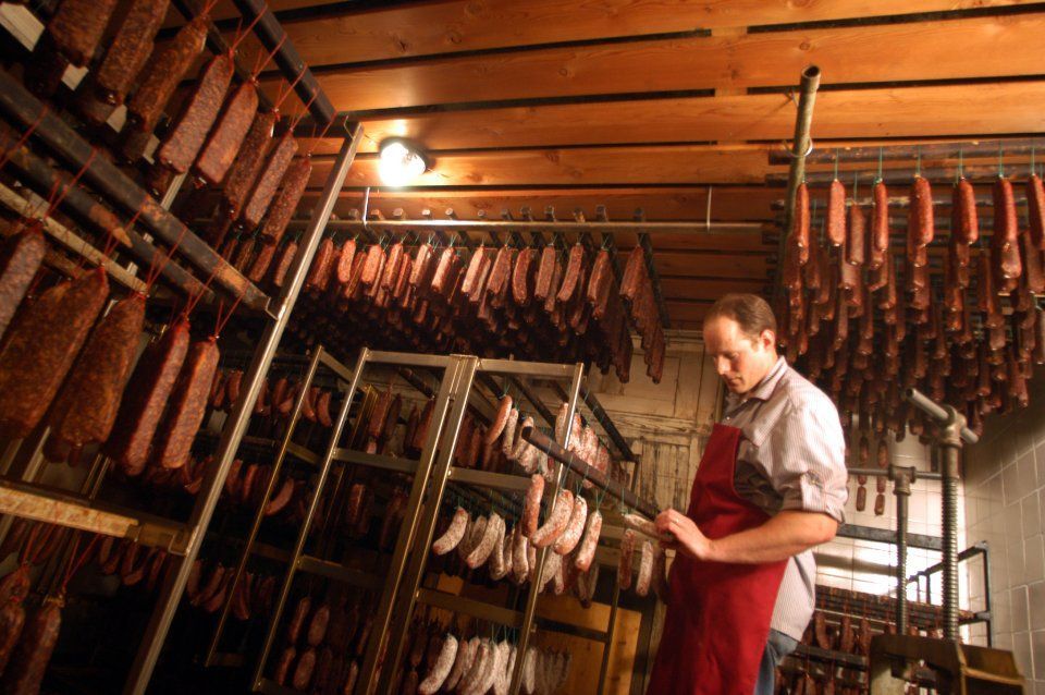 Mitarbeiter in der Räucherkammer, Spezialitäten-Metzg Splügen, Strub Orlando