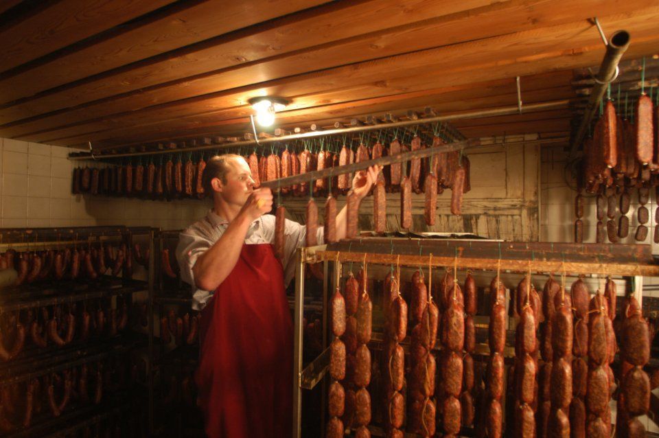 Mitarbeiter in der Räucherkammer, Spezialitäten-Metzg Splügen, Strub Orlando