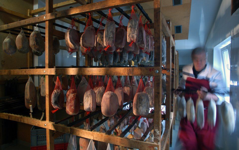 Räucherkammer mit Produkten, Spezialitäten-Metzg Splügen, Strub Orlando