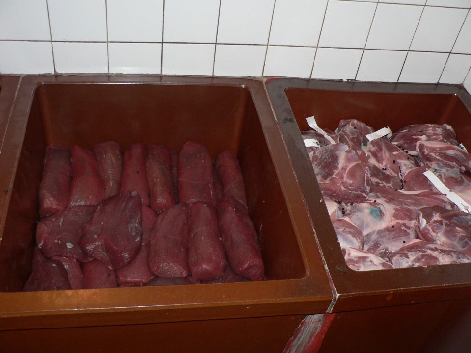 Zwei Holzwannen mit Fleisch, Mitarbeiter bei der Wurstproduktion, Spezialitäten-Metzg Splügen, Strub Orlando