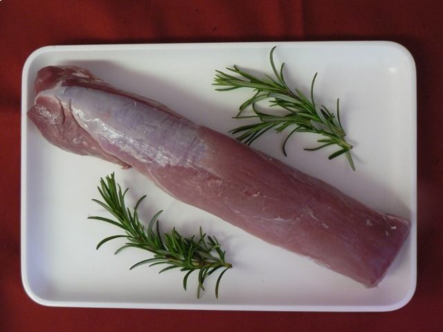 Ein Fleischstück, Mitarbeiter bei der Wurstproduktion, Spezialitäten-Metzg Splügen, Strub Orlando