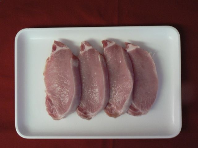 Vier Fleischstücke, Mitarbeiter bei der Wurstproduktion, Spezialitäten-Metzg Splügen, Strub Orlando