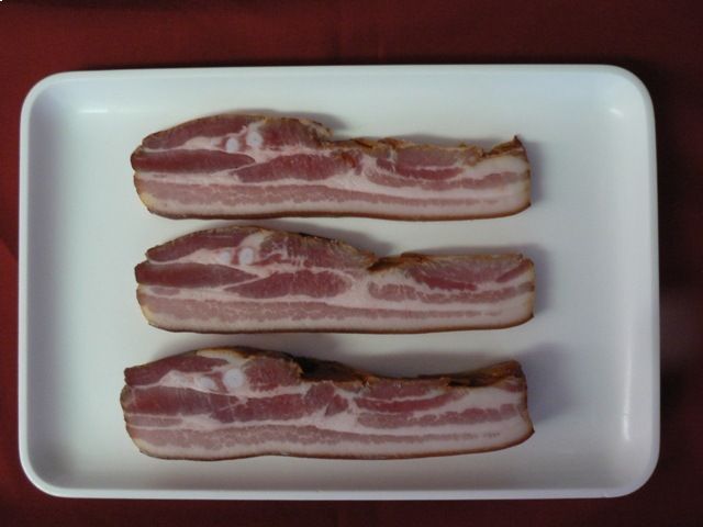 Drei Speckstücke, Mitarbeiter bei der Wurstproduktion, Spezialitäten-Metzg Splügen, Strub Orlando