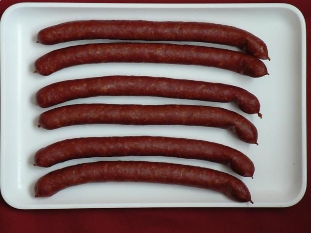 Acht Würste, Mitarbeiter bei der Wurstproduktion, Spezialitäten-Metzg Splügen, Strub Orlando