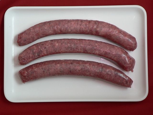 Drei Würste, Mitarbeiter bei der Wurstproduktion, Spezialitäten-Metzg Splügen, Strub Orlando