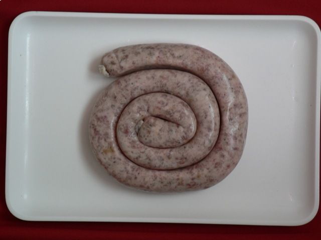 Wurstschnecke, Mitarbeiter bei der Wurstproduktion, Spezialitäten-Metzg Splügen, Strub Orlando