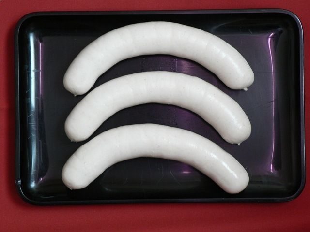 Drei Würste, Mitarbeiter bei der Wurstproduktion, Spezialitäten-Metzg Splügen, Strub Orlando