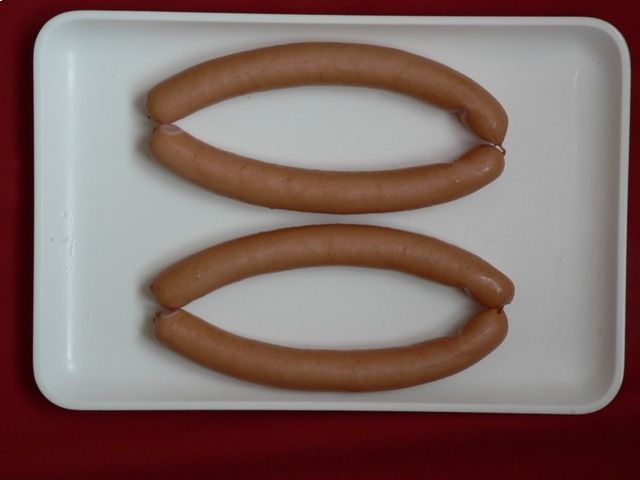 Zwei Paar Würste, Mitarbeiter bei der Wurstproduktion, Spezialitäten-Metzg Splügen, Strub Orlando