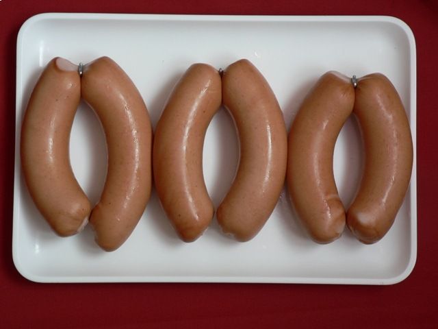 Drei Paar Würste, Mitarbeiter bei der Wurstproduktion, Spezialitäten-Metzg Splügen, Strub Orlando