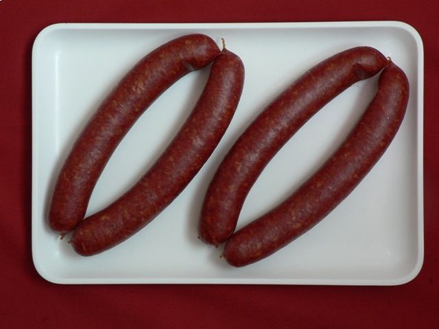 Zwei Paar Würste, Mitarbeiter bei der Wurstproduktion, Spezialitäten-Metzg Splügen, Strub Orlando