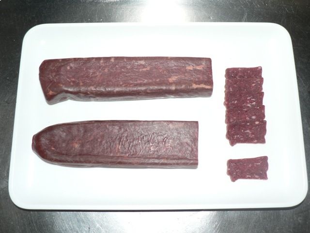 Drei Würste, Mitarbeiter bei der Wurstproduktion, Spezialitäten-Metzg Splügen, Strub Orlando