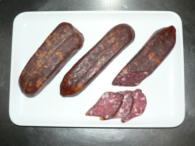 Drei Würste, Mitarbeiter bei der Wurstproduktion, Spezialitäten-Metzg Splügen, Strub Orlando