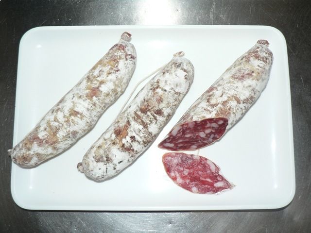 Drei Würste, Mitarbeiter bei der Wurstproduktion, Spezialitäten-Metzg Splügen, Strub Orlando