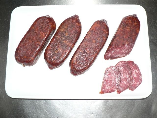 Vier Würste, Mitarbeiter bei der Wurstproduktion, Spezialitäten-Metzg Splügen, Strub Orlando