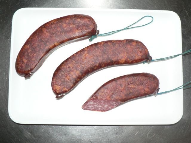 Drei Würste, Mitarbeiter bei der Wurstproduktion, Spezialitäten-Metzg Splügen, Strub Orlando