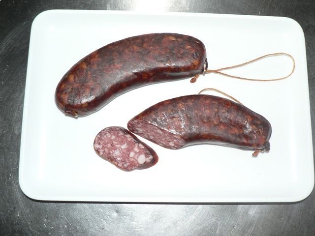 zwei Würste, Mitarbeiter bei der Wurstproduktion, Spezialitäten-Metzg Splügen, Strub Orlando