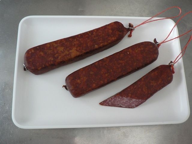 Drei Würste, Mitarbeiter bei der Wurstproduktion, Spezialitäten-Metzg Splügen, Strub Orlando