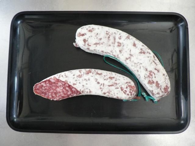 Zwei Würste, Mitarbeiter bei der Wurstproduktion, Spezialitäten-Metzg Splügen, Strub Orlando