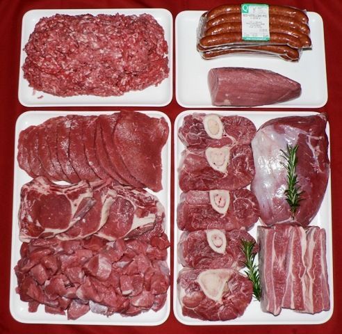 Verpackte Fleischwaren, Mitarbeiter bei der Wurstproduktion, Spezialitäten-Metzg Splügen, Strub Orlando