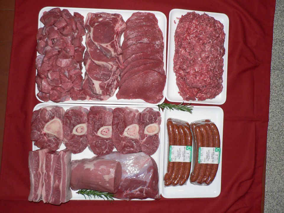 Verschiedene Fleischwaren, verpackt, Mitarbeiter bei der Wurstproduktion, Spezialitäten-Metzg Splügen, Strub Orlando