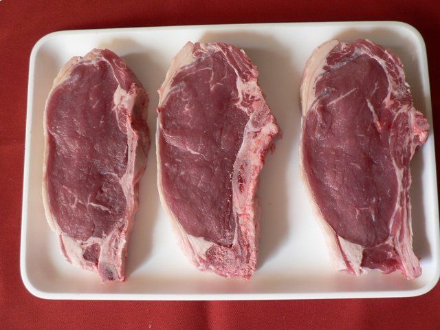 Drei Fleischstücke, Mitarbeiter bei der Wurstproduktion, Spezialitäten-Metzg Splügen, Strub Orlando