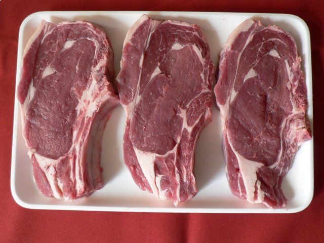 Drei Fleischstücke, Mitarbeiter bei der Wurstproduktion, Spezialitäten-Metzg Splügen, Strub Orlando