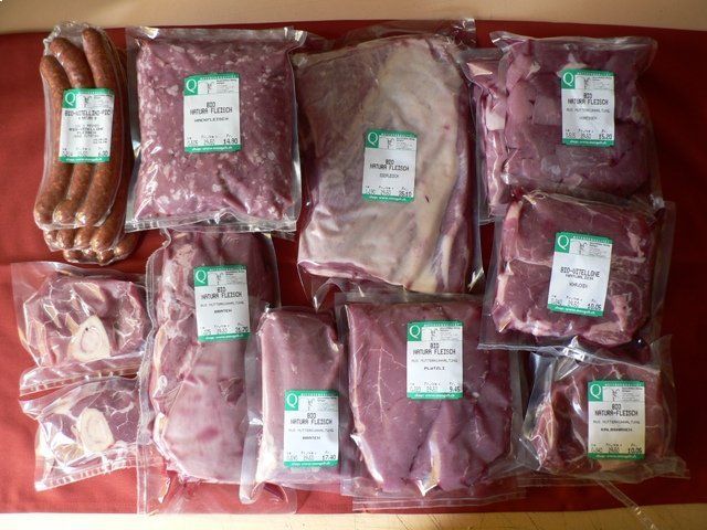 Verpackte Fleischware, Mitarbeiter bei der Wurstproduktion, Spezialitäten-Metzg Splügen, Strub Orlando