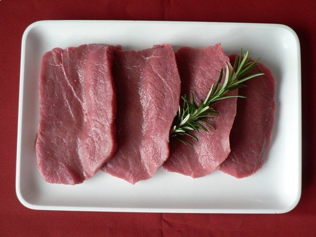 Fünf Fleischstücke, Mitarbeiter bei der Wurstproduktion, Spezialitäten-Metzg Splügen, Strub Orlando