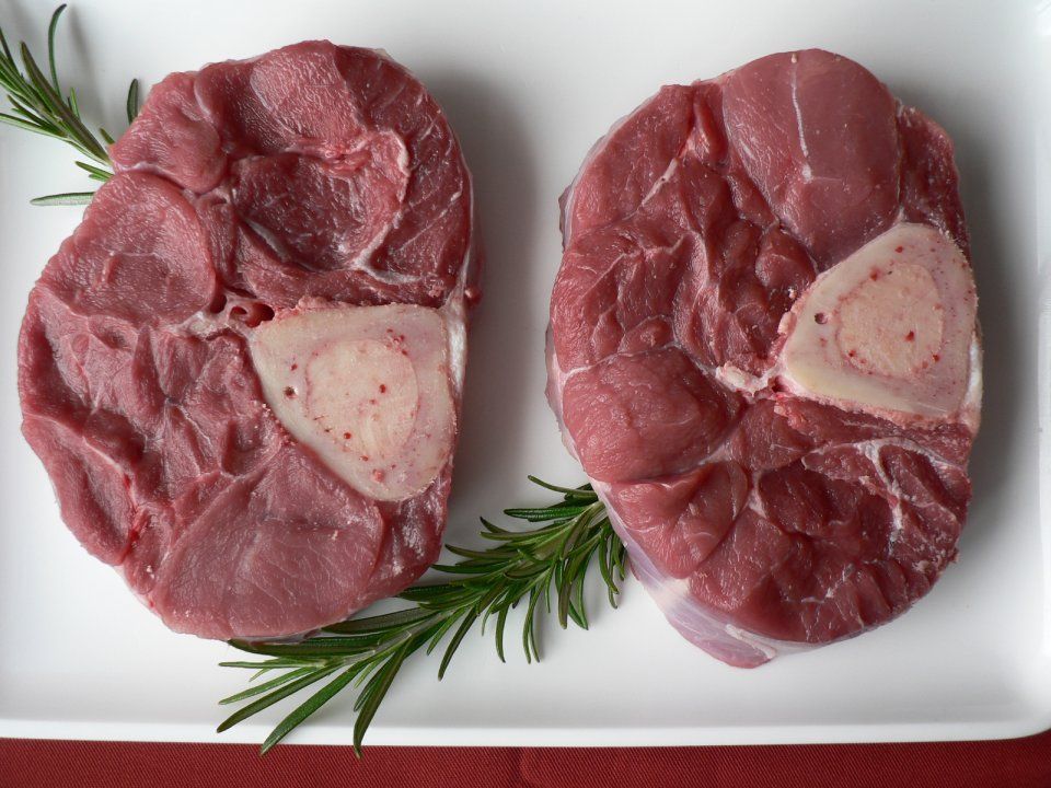 Zwei Fleischstücke, Mitarbeiter bei der Wurstproduktion, Spezialitäten-Metzg Splügen, Strub Orlando