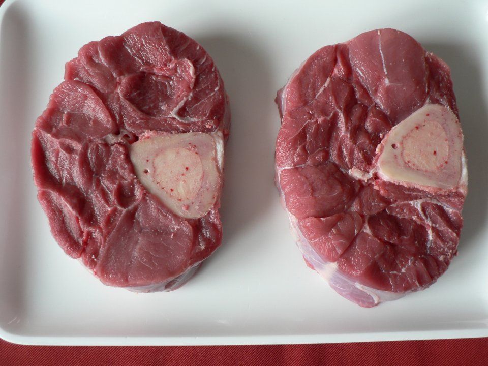 Zwei Fleischstücke, Mitarbeiter bei der Wurstproduktion, Spezialitäten-Metzg Splügen, Strub Orlando