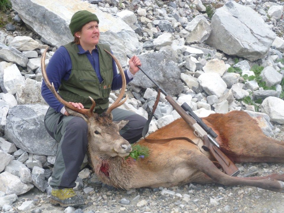 Jäger mit erlegtem Wild, Mitarbeiter bei der Wurstproduktion, Spezialitäten-Metzg Splügen, Strub Orlando