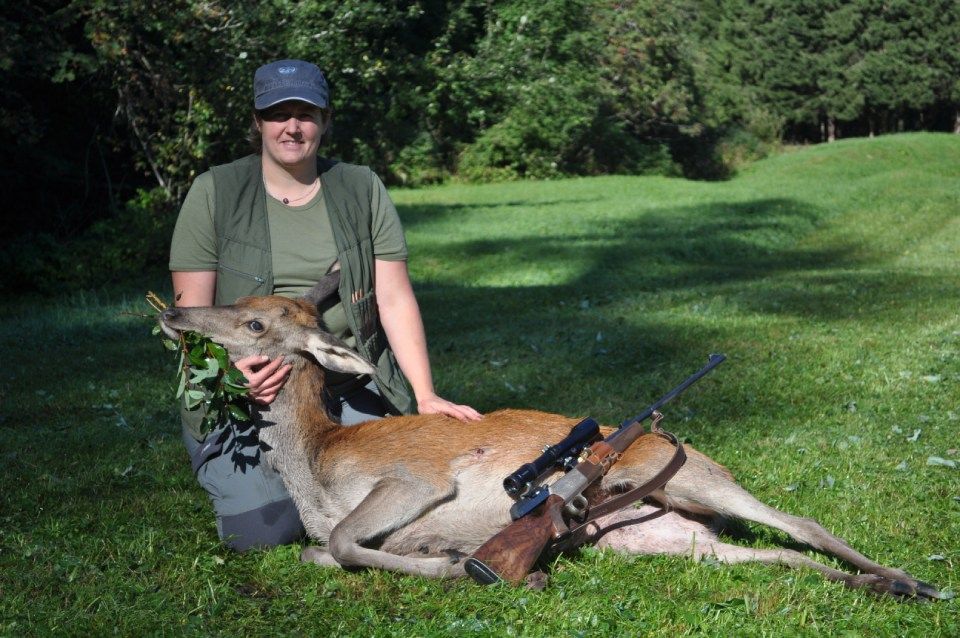Jäger mit erlegtem Wild, Mitarbeiter bei der Wurstproduktion, Spezialitäten-Metzg Splügen, Strub Orlando