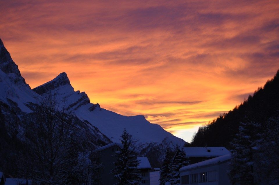 Sonnenuntergang in den Bergen, Mitarbeiter bei der Wurstproduktion, Spezialitäten-Metzg Splügen, Strub Orlando