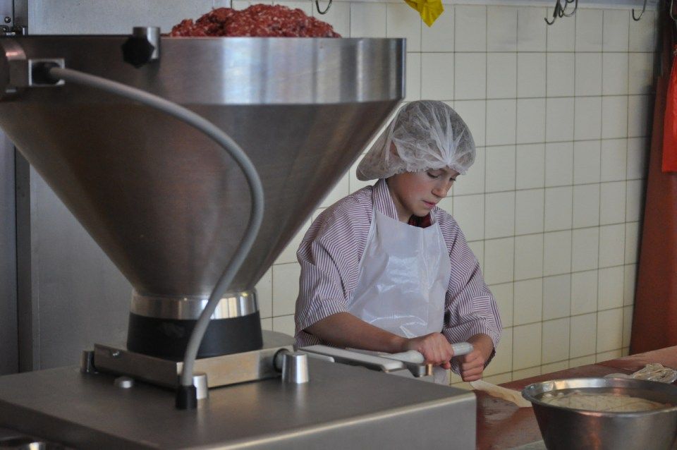 Fleischmaschine und Mitarbeiter, Mitarbeiter bei der Wurstproduktion, Spezialitäten-Metzg Splügen, Strub Orlando