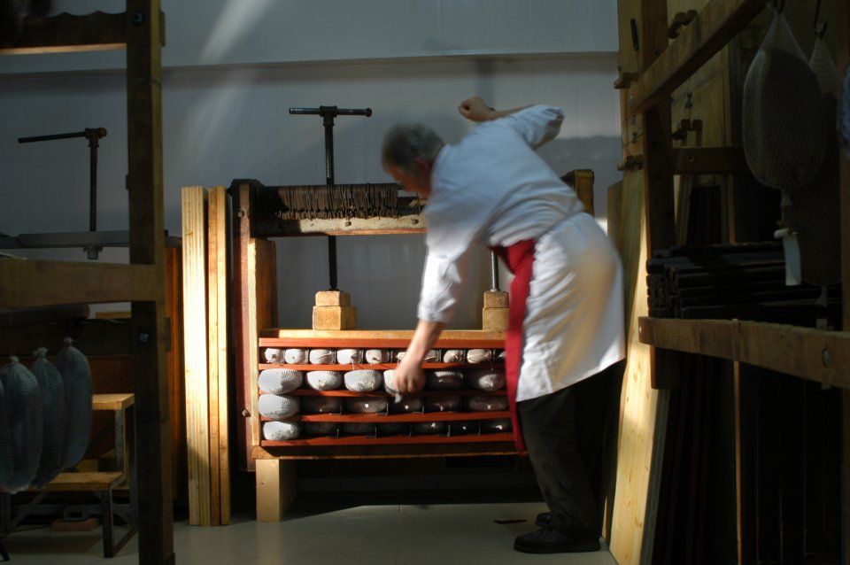 Mitarbeiter bei Wurstregal, Mitarbeiter bei der Wurstproduktion, Spezialitäten-Metzg Splügen, Strub Orlando