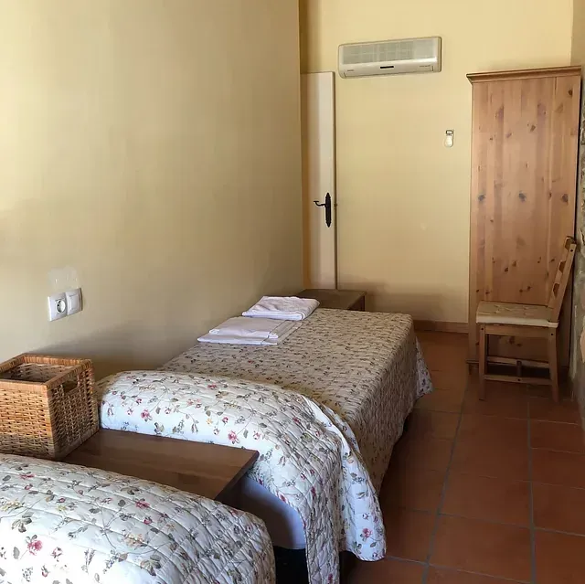 Una sala d'estar amb taula i cadires i un televisor de pantalla plana
