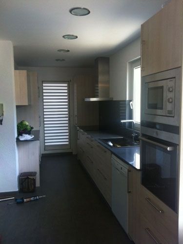 Una cocina con electrodomésticos de acero inoxidable y gabinetes de madera.