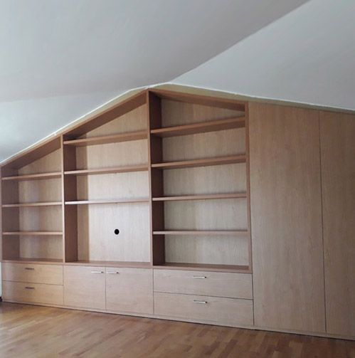 Una habitación con muchos estantes y cajones