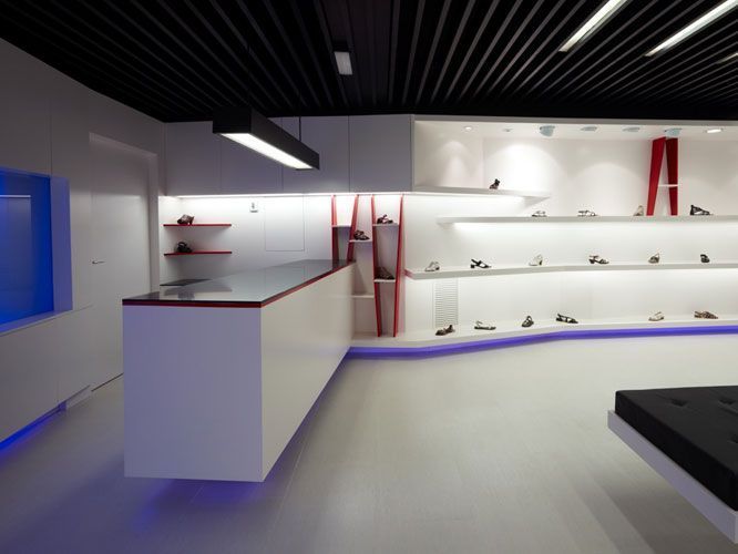 Una tienda con un mostrador y estantes llenos de zapatos
