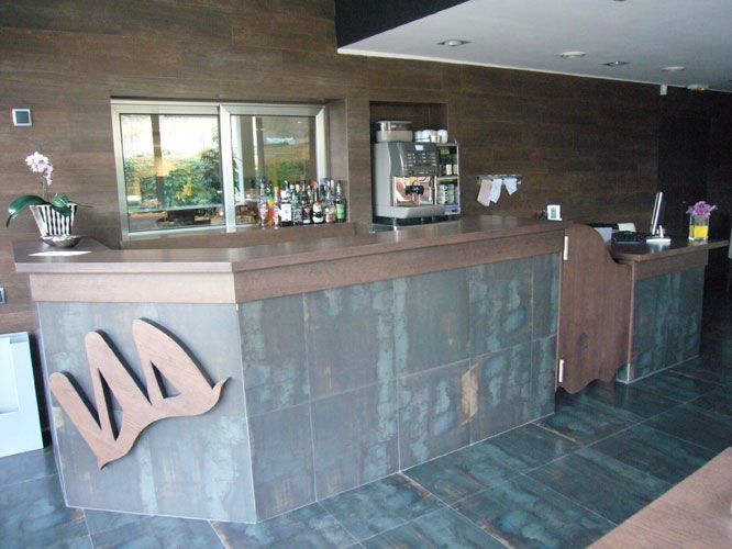 Un bar con un cartel que dice wm.