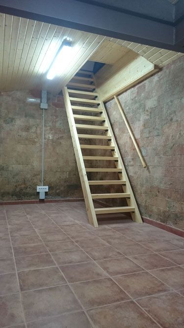 Una escalera de madera que conduce al segundo piso de un edificio.