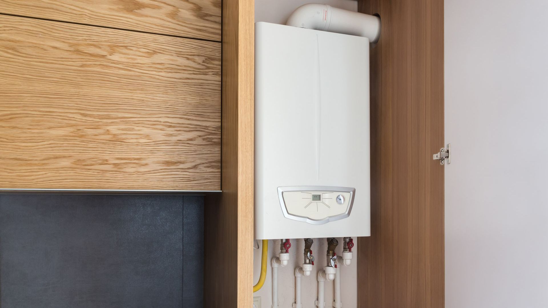 Chaudière dans un meuble en bois