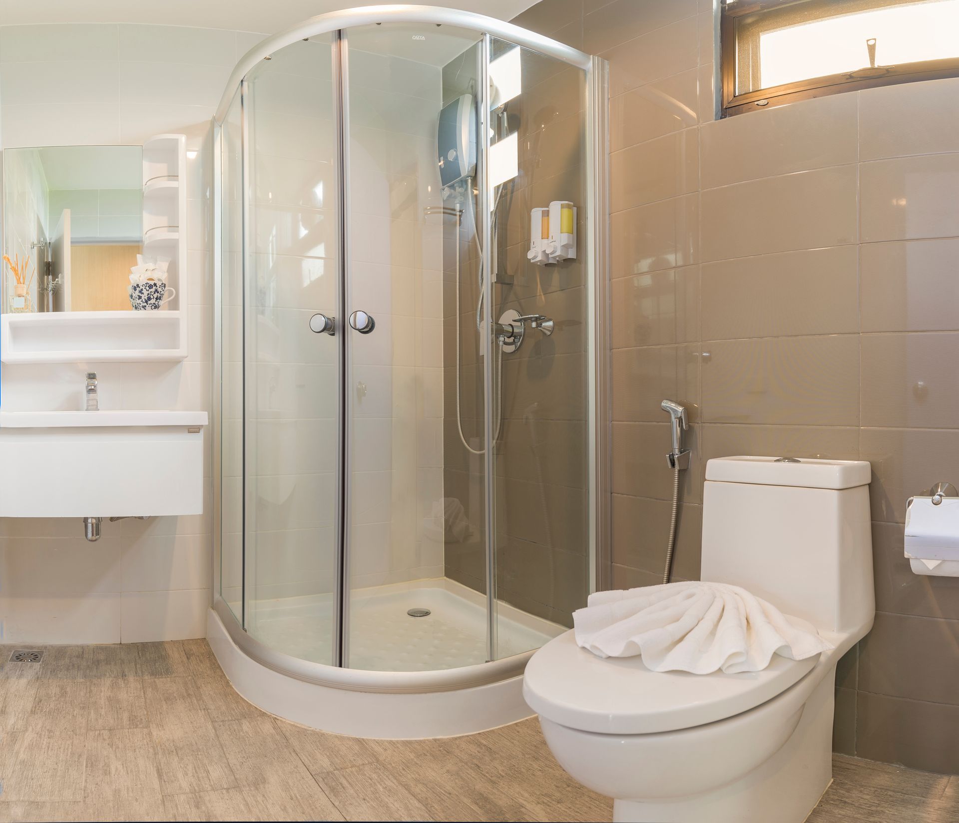 Cabine de douche et parquet au sol