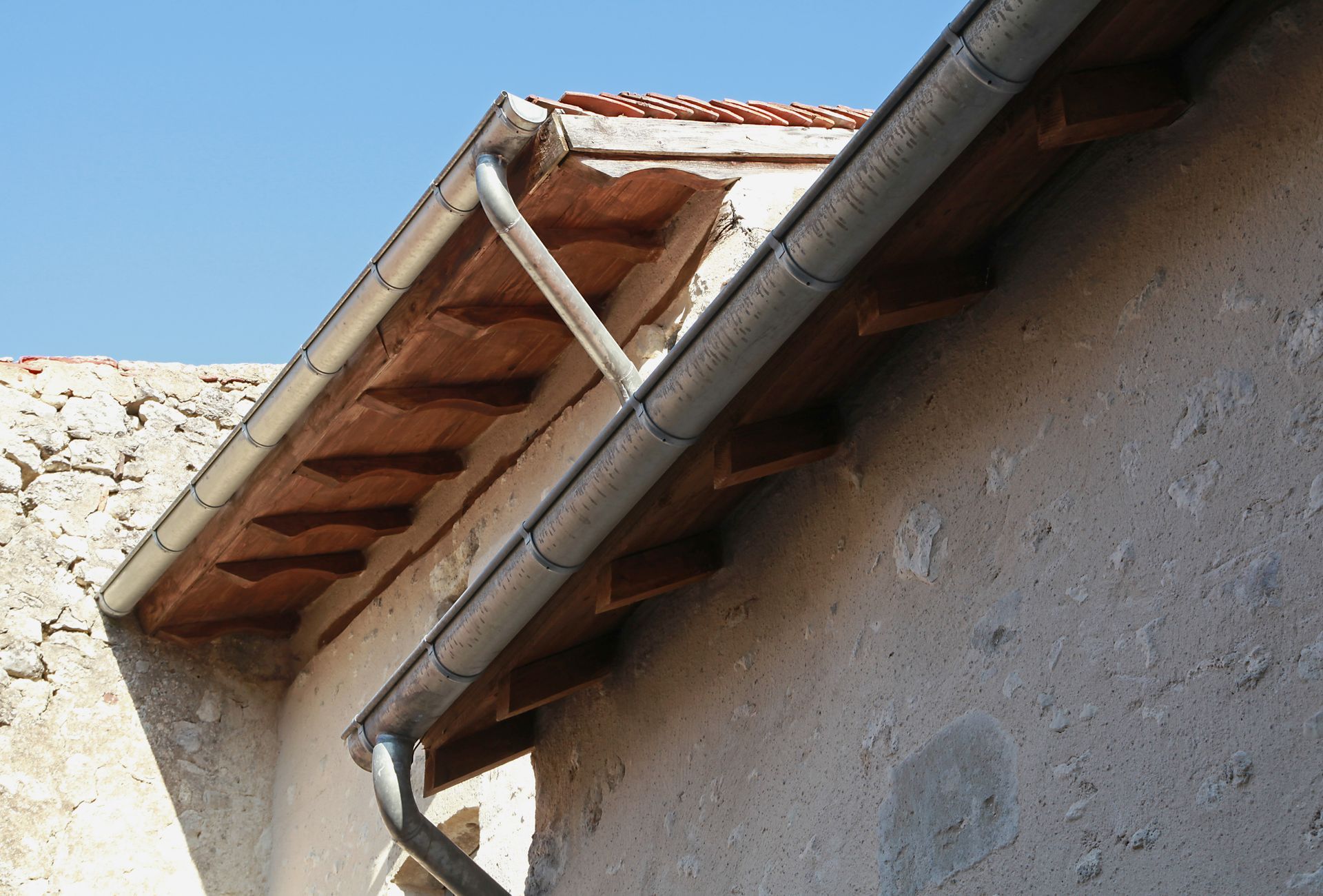 Gouttières de maison avec deux niveaux de toiture