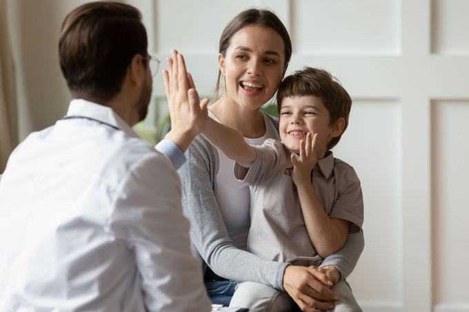 Mutter mit Kind beim Arzt