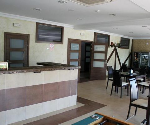 Una gran sala con mesas y sillas.