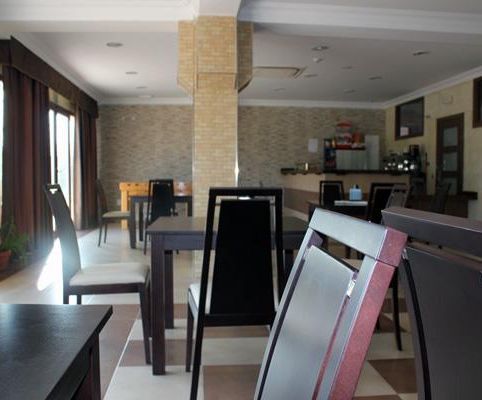 Un comedor con mesas y sillas.