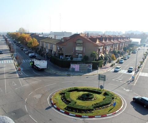 Una vista aérea de una rotonda en una zona residencial.
