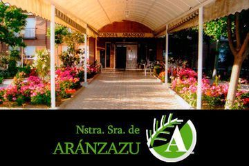 Un cartel que dice Nstra Sra. de Aranzazu.